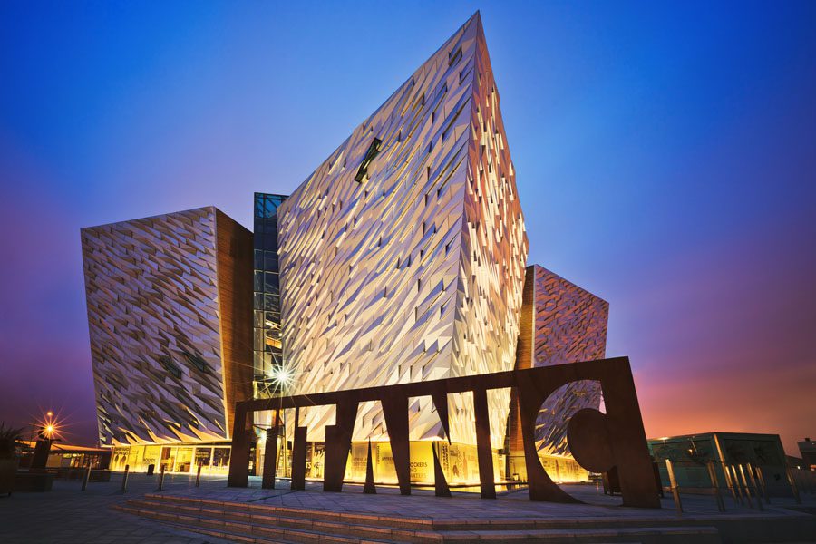 Zachód słońca nad Belfastem Titanic, Belfast, Irlandia Północna, Wielka Brytania